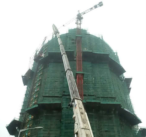 阳西吊车在工地上作业
